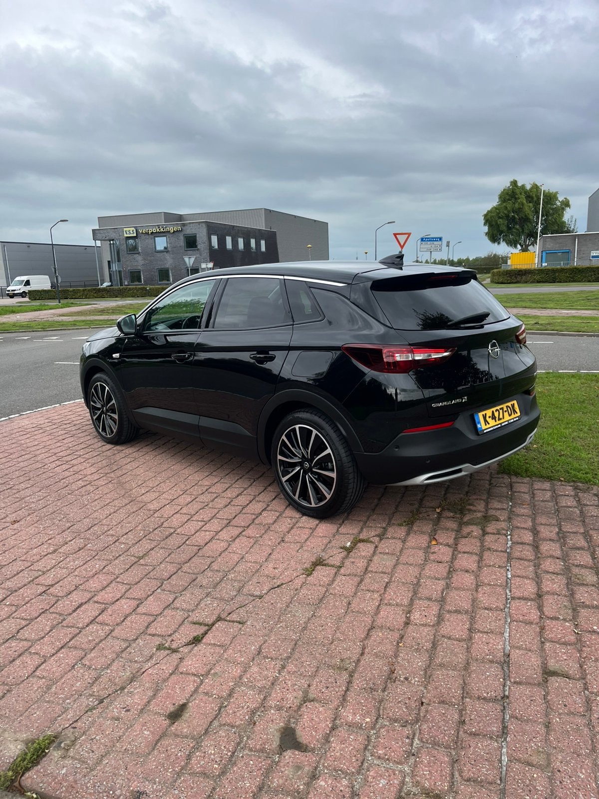 Opel Grandland X 1.6 Turbo Hybrid 225pk Aut 2020 Zwart, Auto's, Dealer onderhouden, 1250 kg, 181 pk, 1710 kg