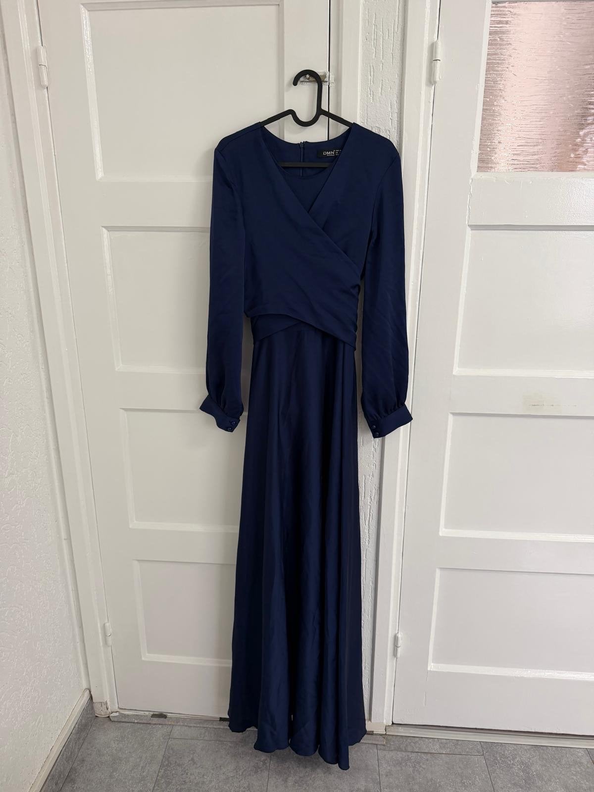 Mooie blauwe satijnen jurk, Kleding | Dames, Ophalen of Verzenden, Zo goed als nieuw, Maat 46/48 (XL) of groter, Blauw