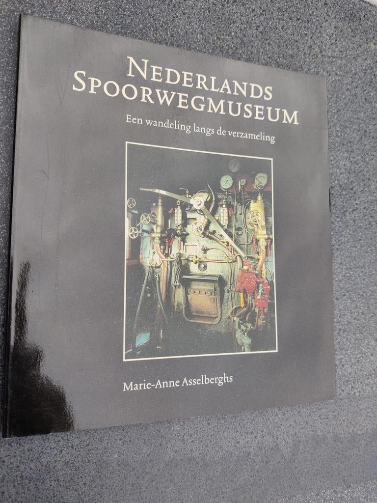Boekje: Nederlands Spoorwegmuseum - Een wandeling, Ophalen of Verzenden, Gelezen, Marie-Anne Asselberghs, Trein
