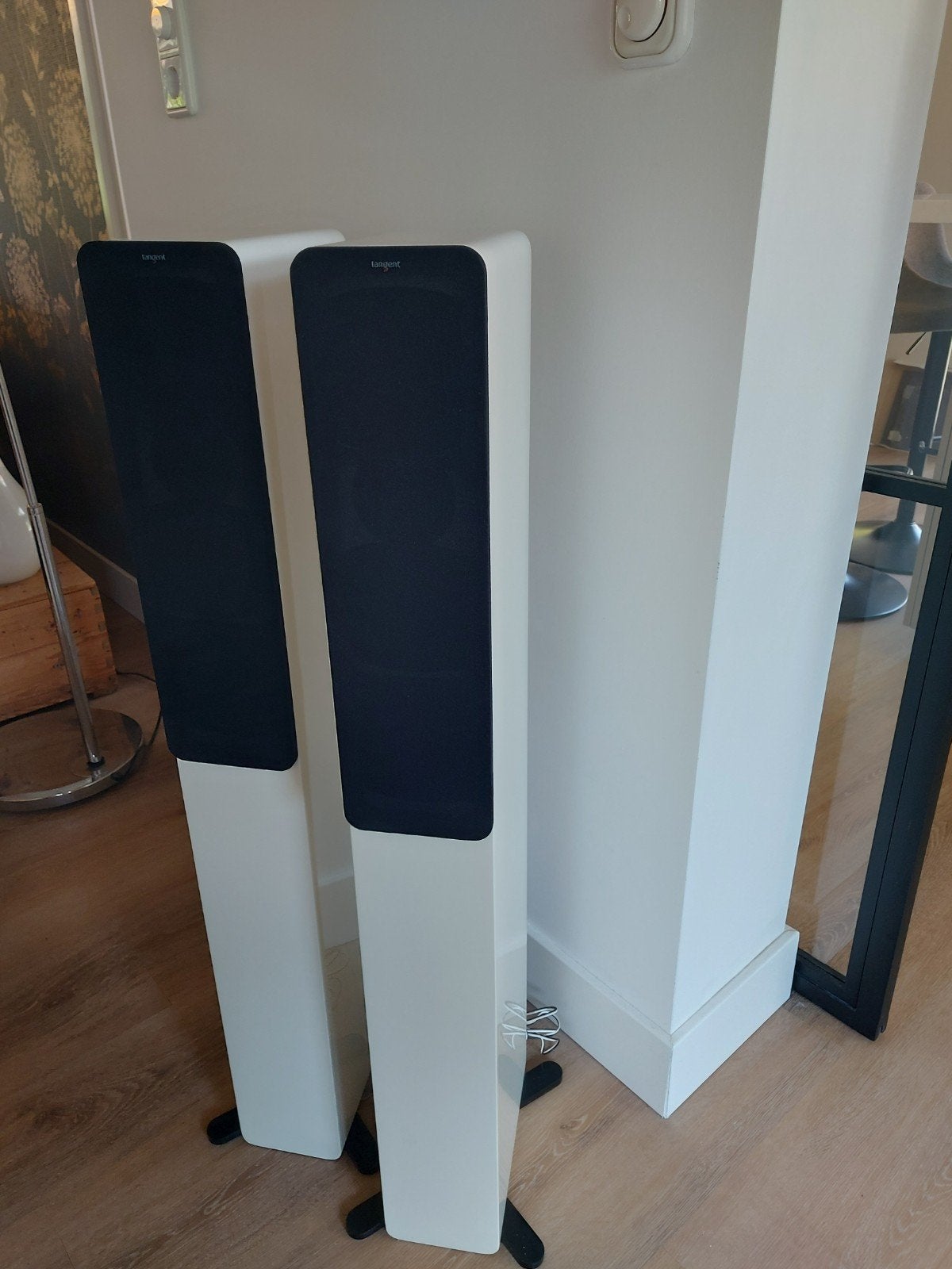 2 luidsprekers wit merk:Tangent EVO E34, Zo goed als nieuw, 120 watt of meer, Front, Rear of Stereo speakers, Ophalen
