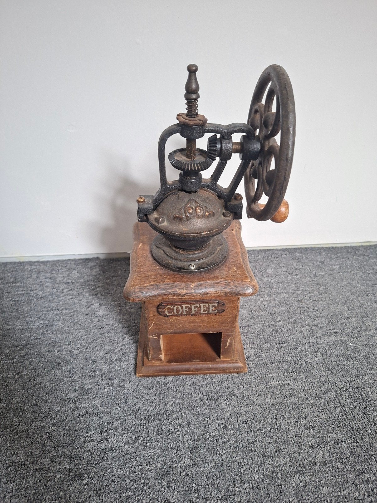 Antieke koffiemolen met houten basis en gietijzeren wiel, Antiek en Kunst, Ophalen
