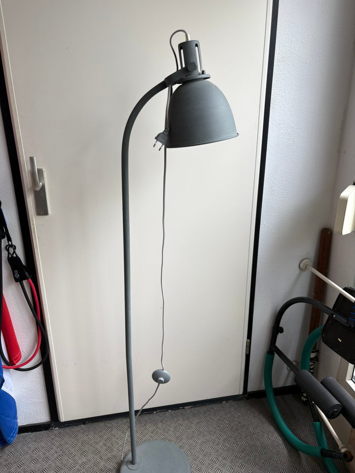 Vloerlamp Betonlook, Huis en Inrichting, Lampen | Vloerlampen, Ophalen, Zo goed als nieuw