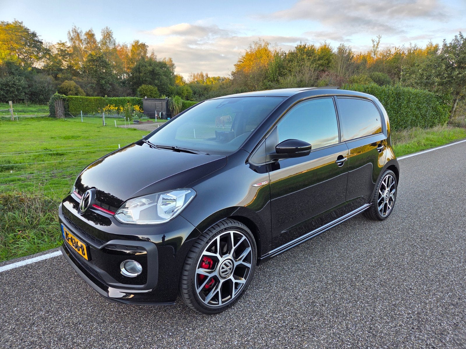 Volkswagen UP! 1.0 TSI GTI 145PK/Climate/Pano/BEATS/PDC/NAP!, Voorwielaandrijving, Stof, 40 €/maand, 4 stoelen