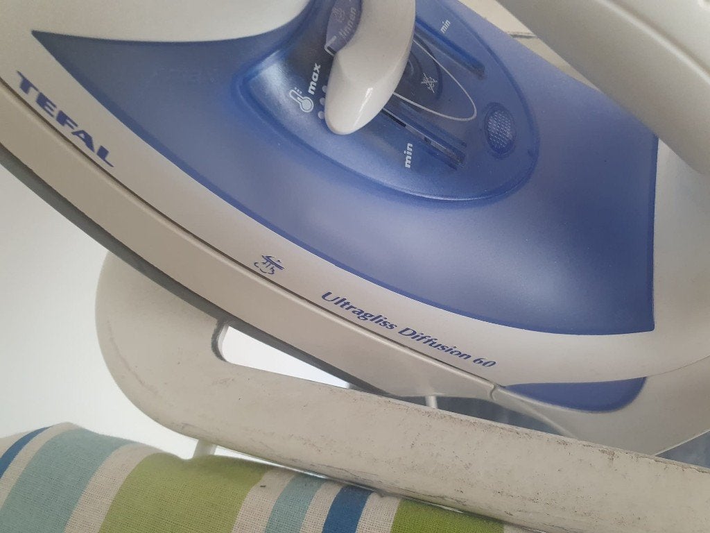 strijkplank + stoomstrijkijzer Tefal, Ophalen of Verzenden, Zo goed als nieuw, Strijkijzer met snoer