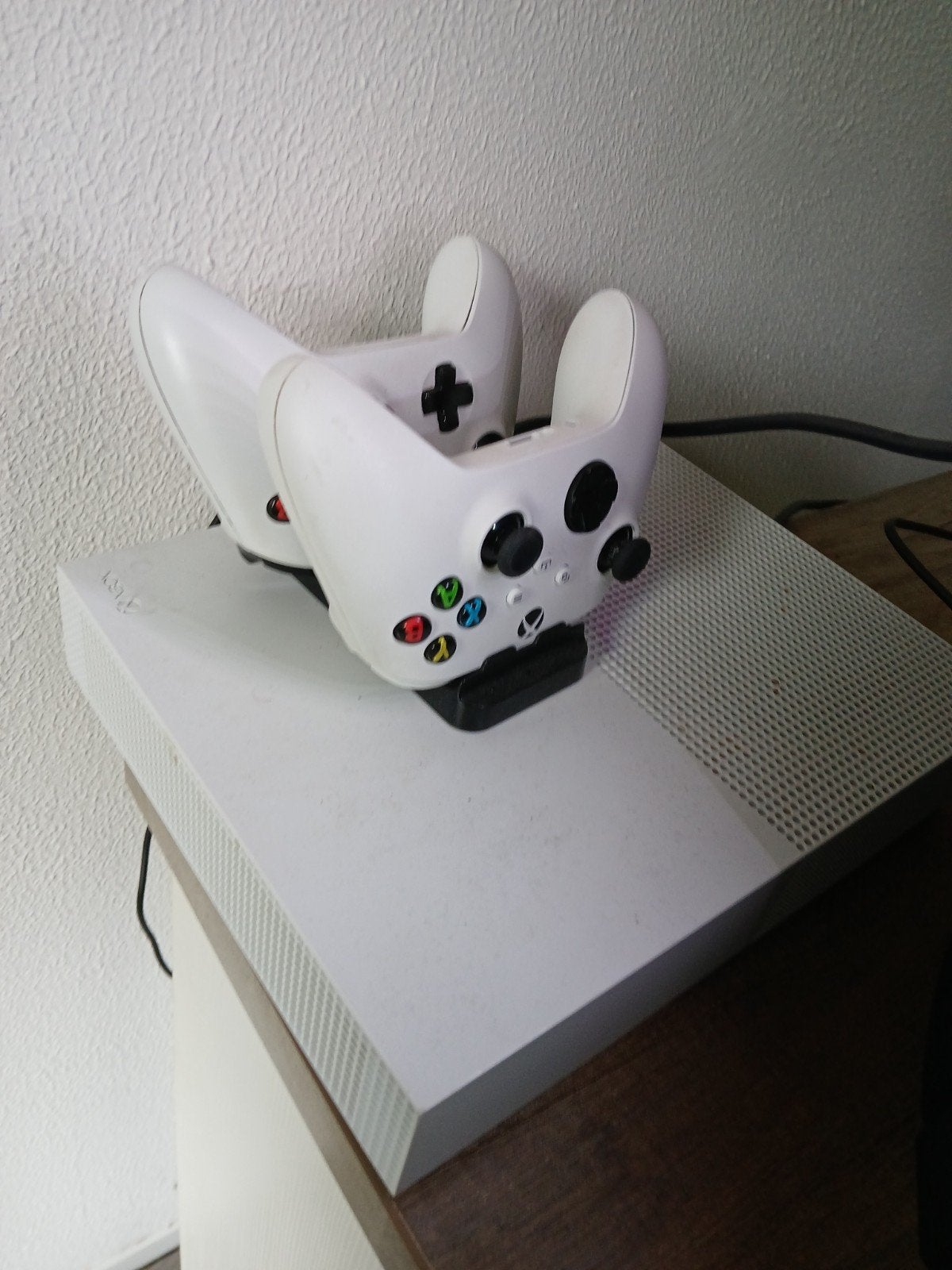 Xbox One S met 2 controllers en oplaadstation, 2 spelers, Ophalen, Zo goed als nieuw, Eén computer