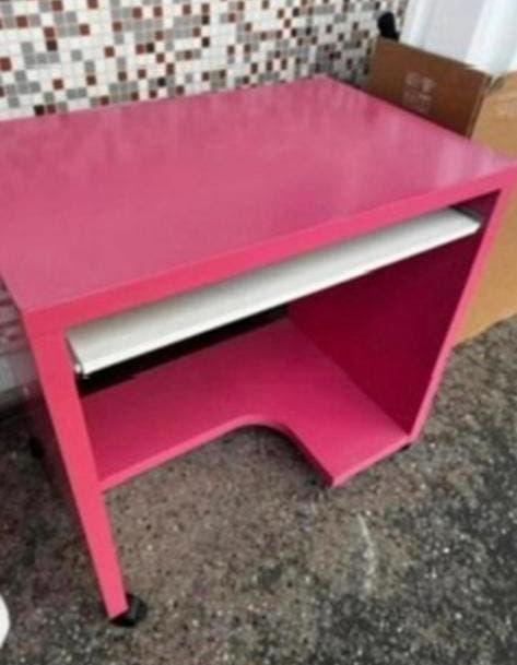 Pink computer table with keyboard section, Computers en Software, Ophalen