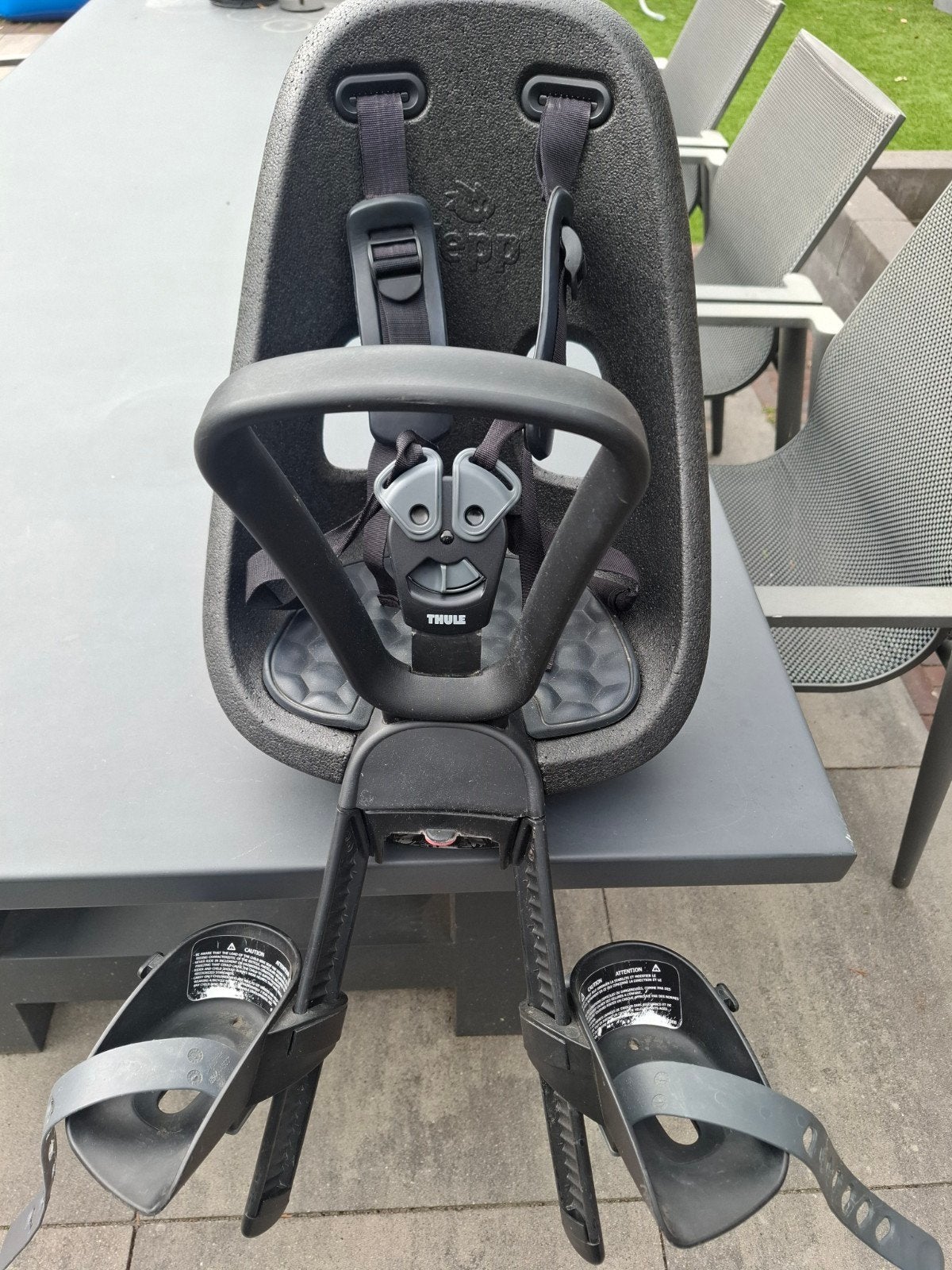 Thule Yepp Next Mini Obsidian Black met windscherm, Ophalen, Voetsteuntjes, Voorzitje, Zo goed als nieuw