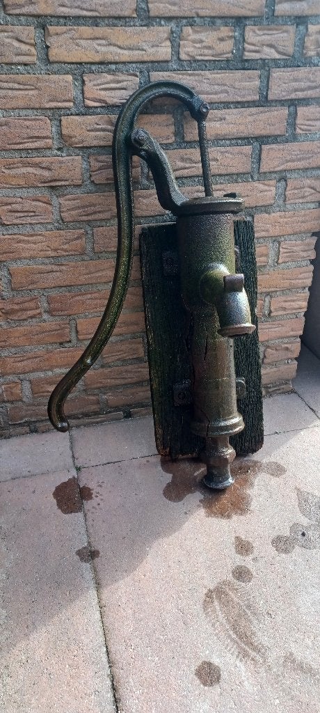 Decoratieve gietijzeren pomp, Ophalen, Gebruikt