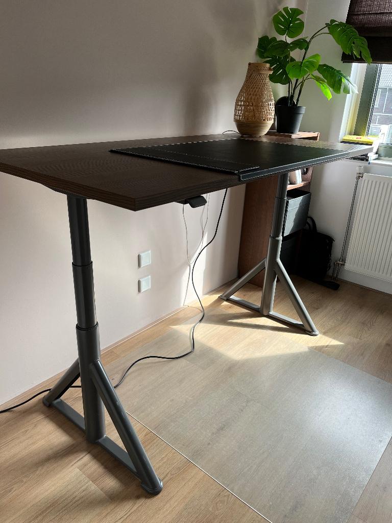 IDASËN elektrisch verstelbaar bureau + Markus bureaustoel, Ophalen, Zit-sta bureau, Hout, Bruin