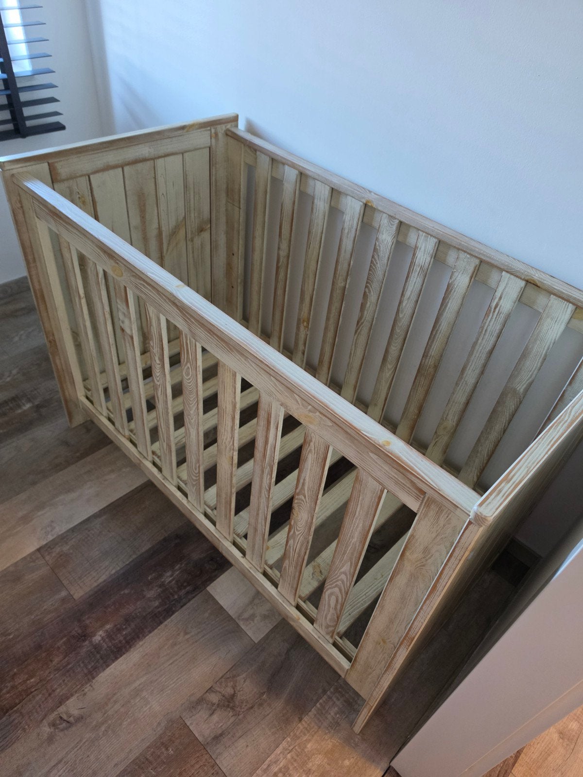 tweeling kamer 2 bedjes en commode set, Kinderen en Baby's, Ophalen, Zo goed als nieuw, Ledikant