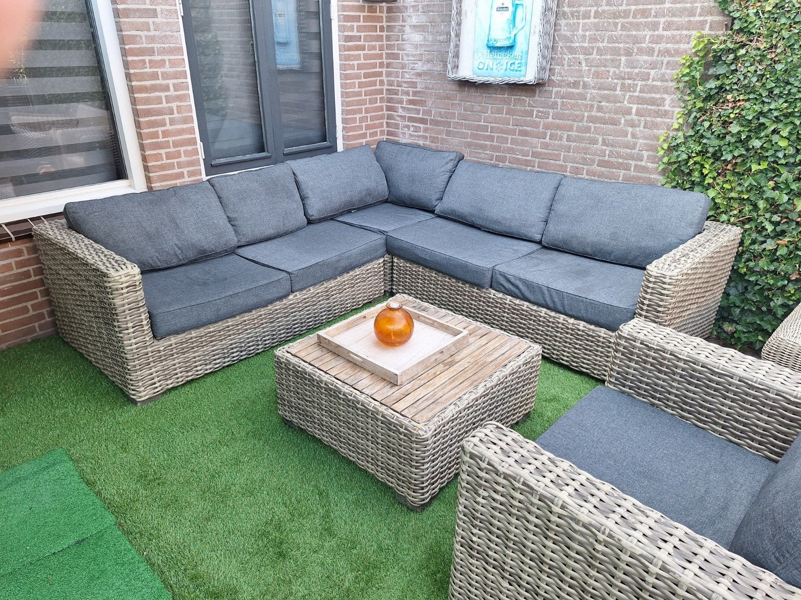 Wicker loungeset met houten tafelblad en grijze kussens, Tuin en Terras, Tuinsets en Loungesets, Ophalen