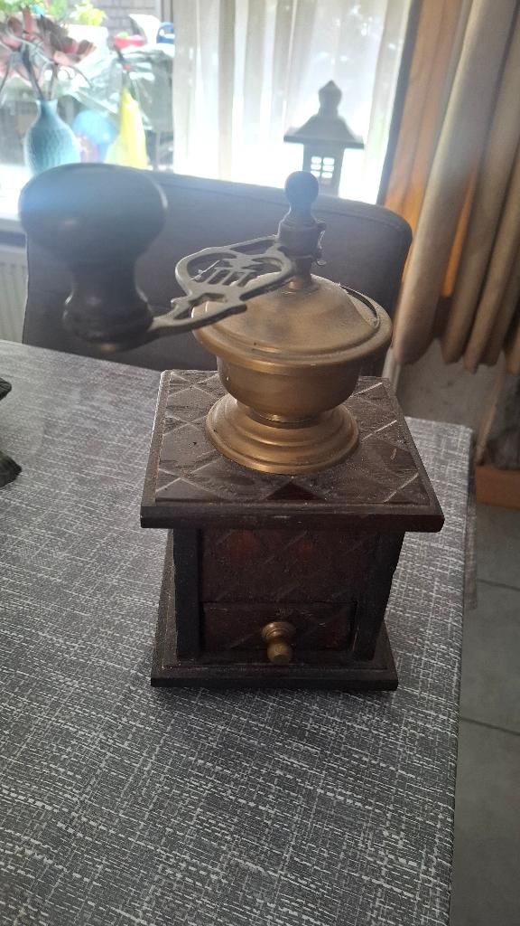 antieke houten koffiemolen, Ophalen