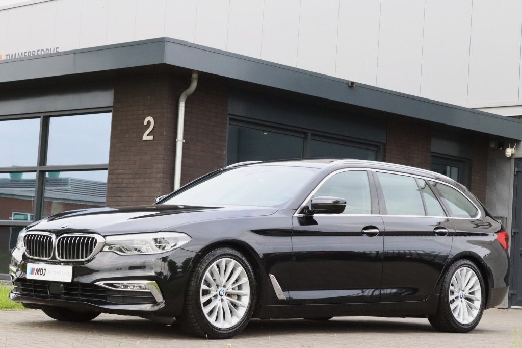 BMW 5 Serie Touring 540i xDrive Pano Nappa Leder Trekhaak De, Auto's, BMW, Automaat, Gebruikt, 2000 kg, Zwart