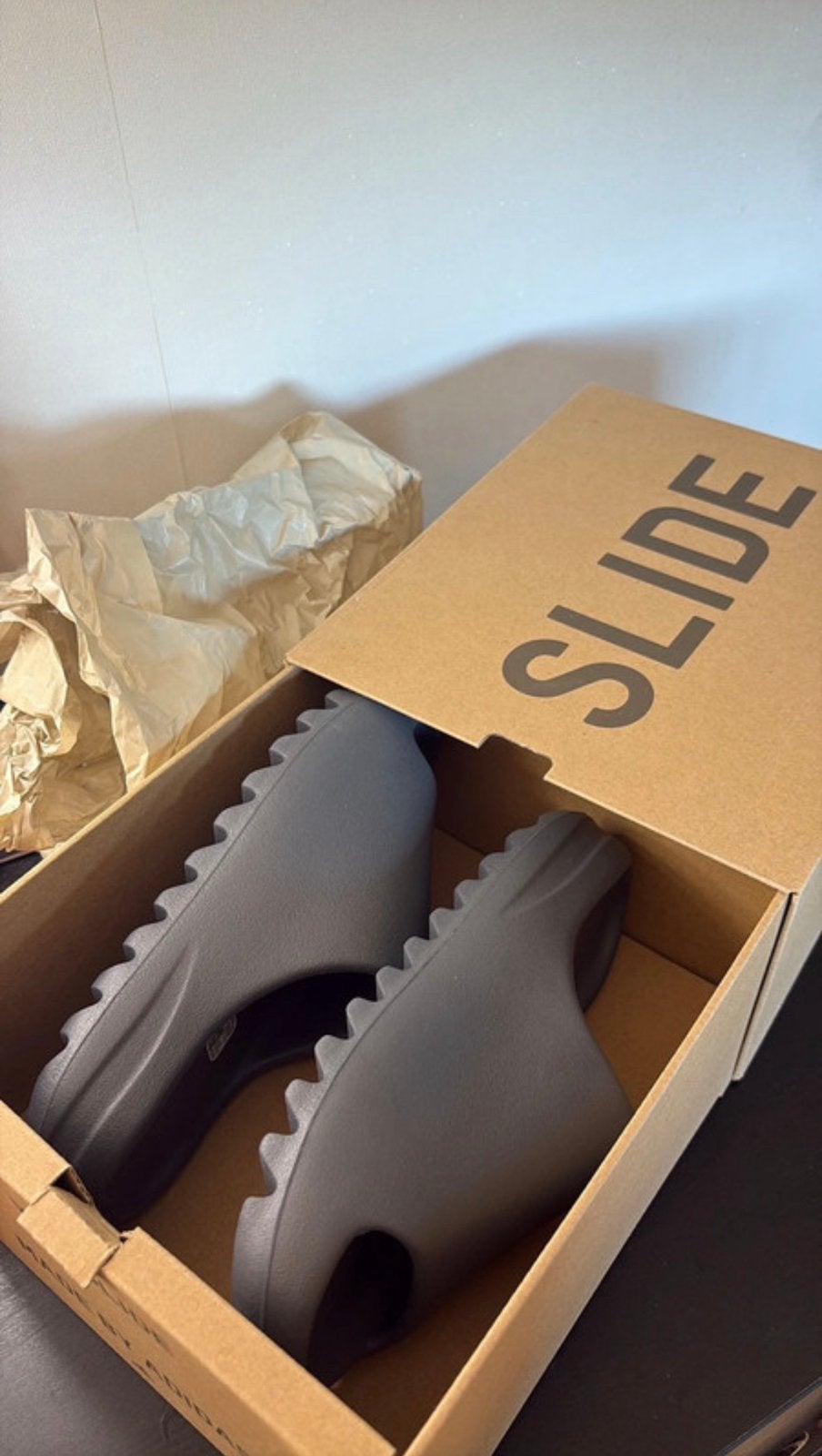 Adidas Yeezy Slide Onyx, Kleding | Heren, Schoenen, Slippers, Zwart, Nieuw, Ophalen of Verzenden
