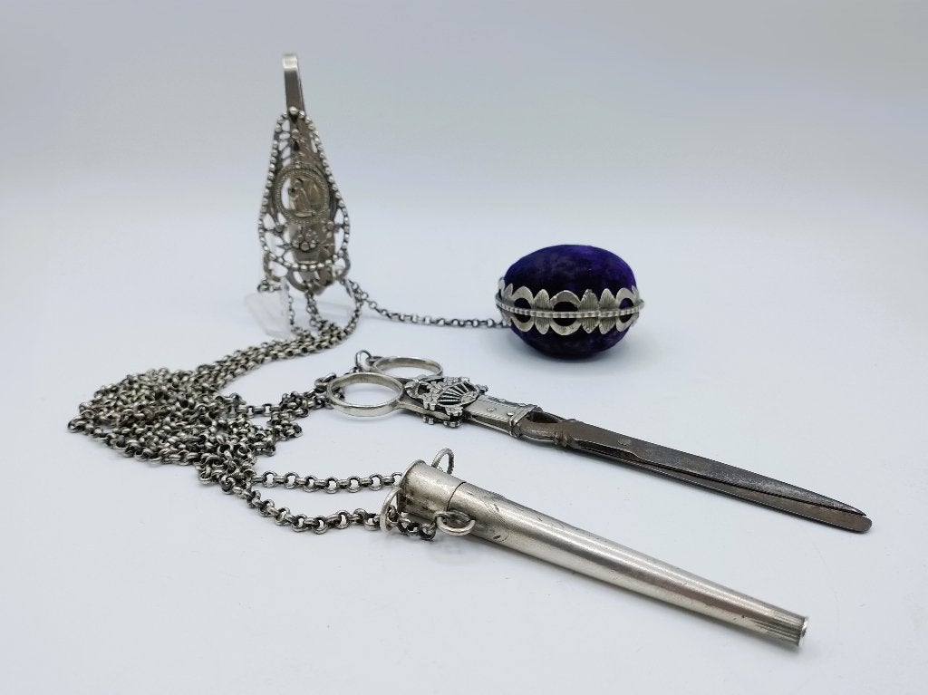 Zilveren Friese Chatelaine, 18e eeuws