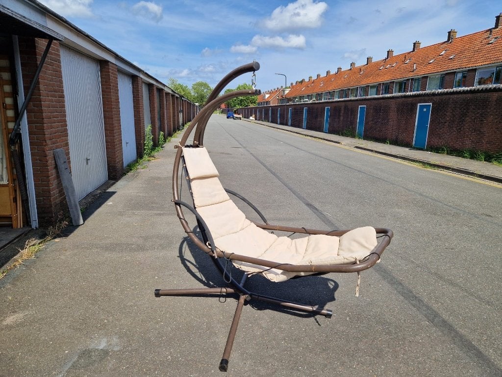 Hang(lig)stoel met bruin ijzeren standaard en beige kussen., Ophalen, Gebruikt, Metaal, Inklapbaar