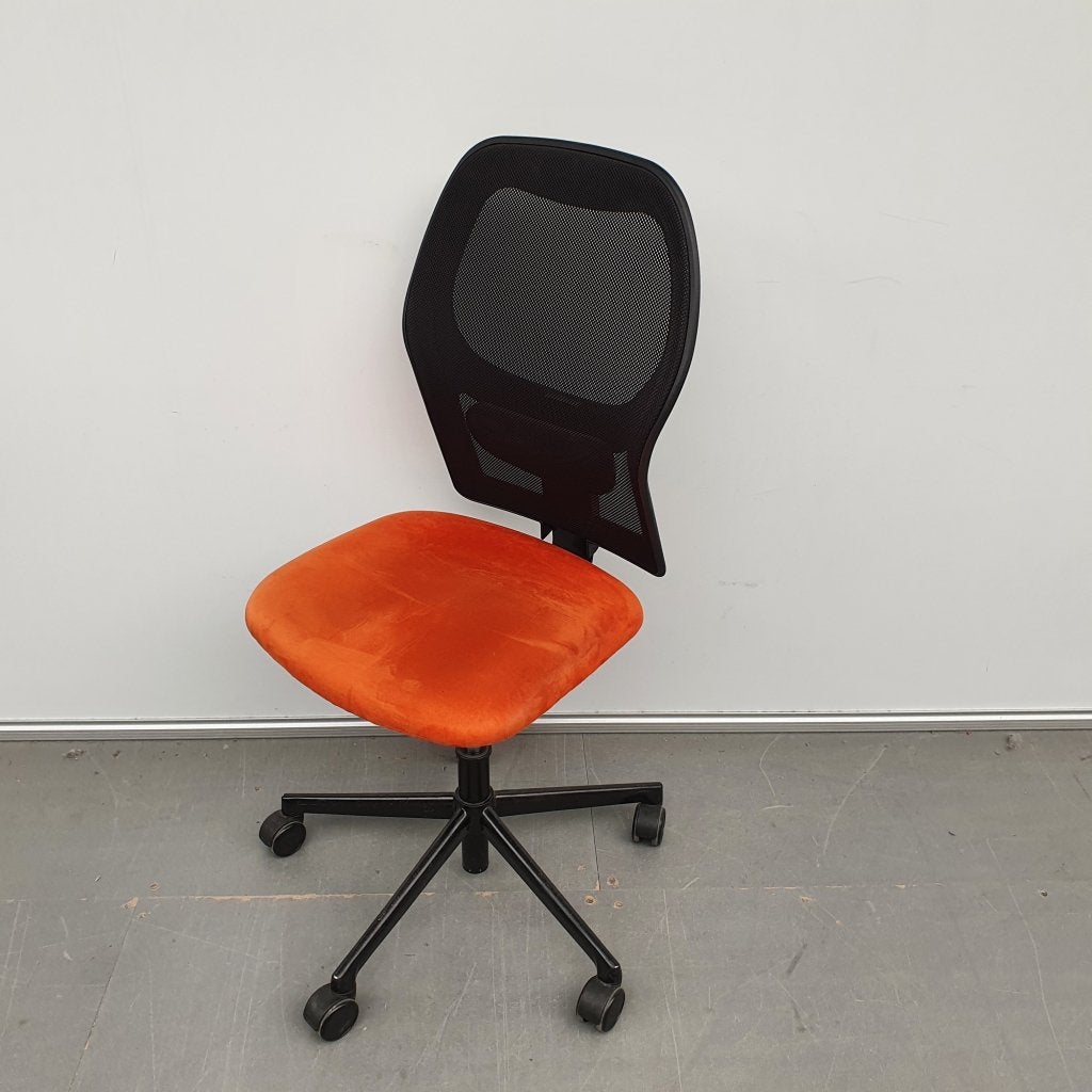 Ahrend 160 bureaustoel - oranje stof / netweave zwarte stof, Apple, Gebruikt, Support@apple.com, Apple Park Way, Cupertino, California