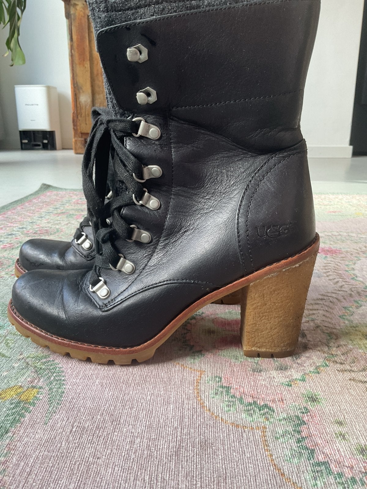 Super warme UGGs laarzen maat 40 -  boots van leer, Ophalen of Verzenden, Zo goed als nieuw, Zwart, Lage of Enkellaarzen