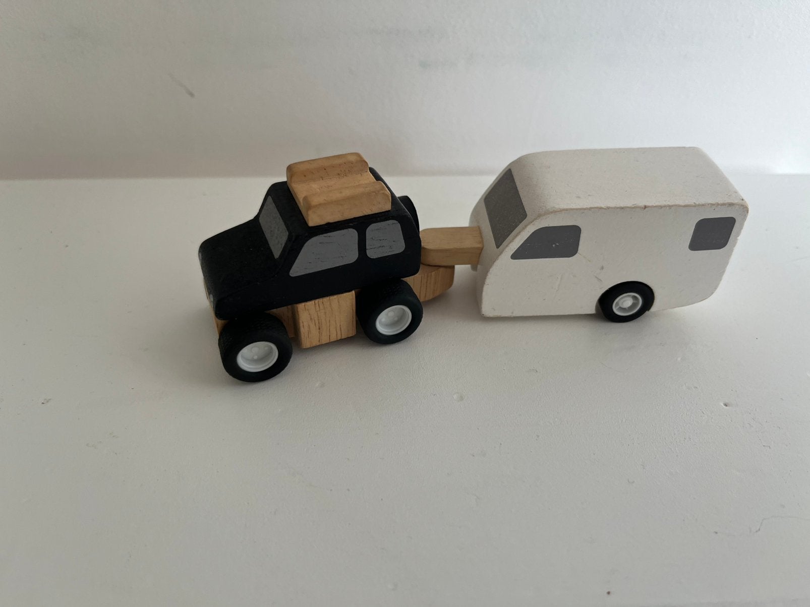 PlanToys / Plan Toys PlanCity Plan City 60500 4x4 & Trailer, Kinderen en Baby's, Ophalen of Verzenden, Zo goed als nieuw, Rij- of Hobbelspeelgoed