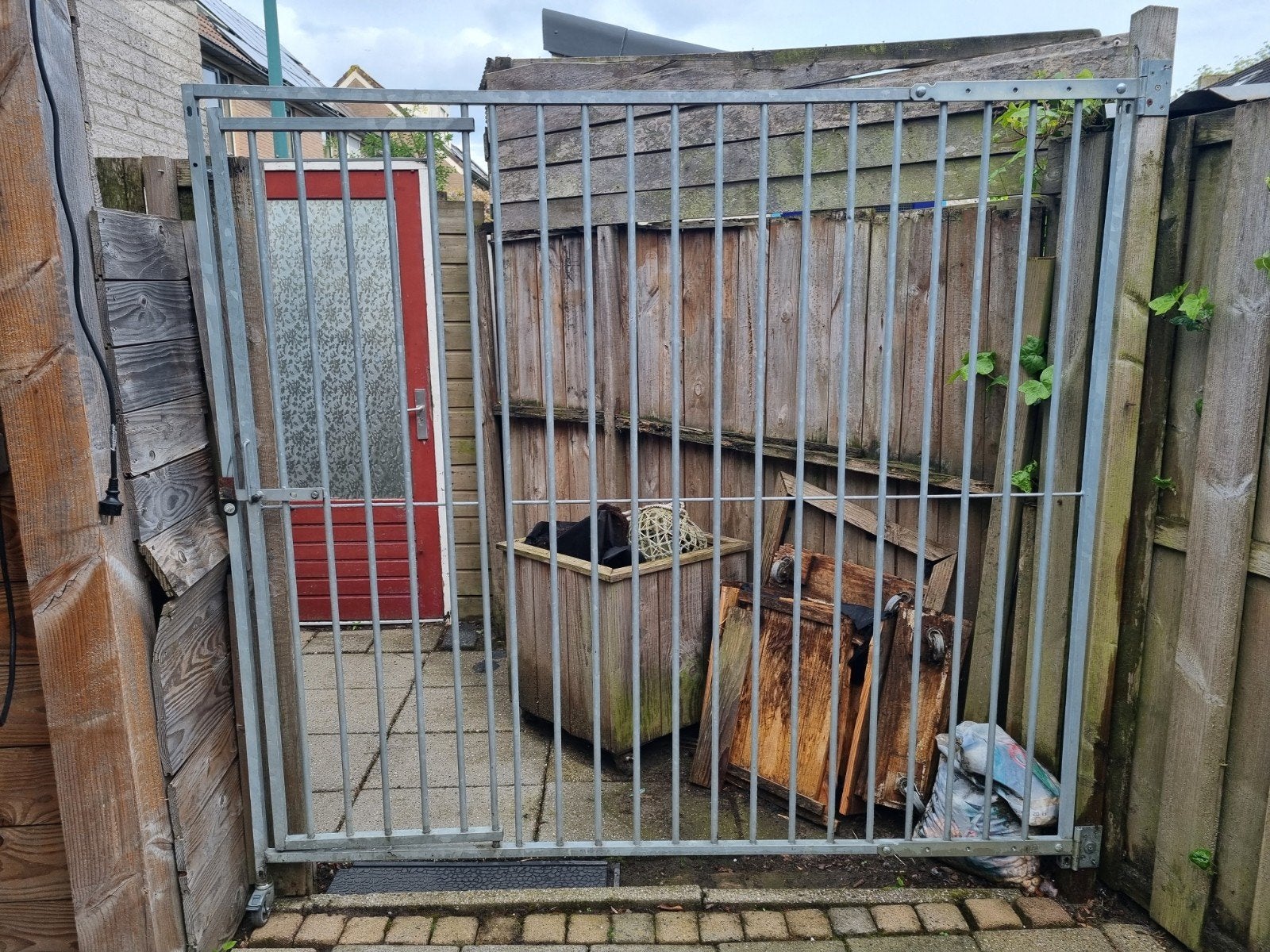 Stevig hekwerk met deur - ideaal voor tuin of erf, Ophalen, Met poort, Gebruikt, Tuinhek