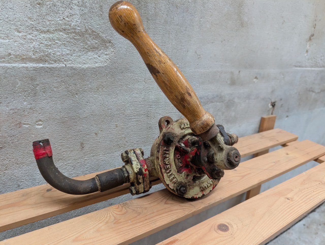 Oude handpomp - Vintage waterpomp met houten handvat, Ophalen, Gebruikt, Handmatig