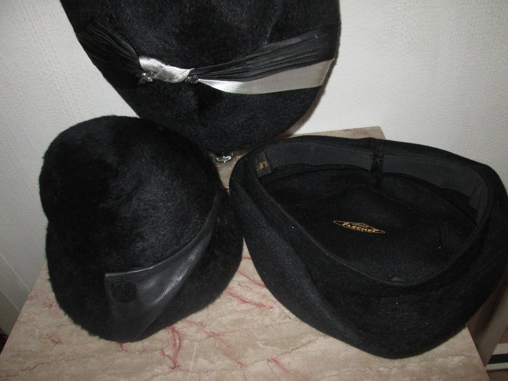 3x dameshoedje zwart fluweel vilt Flechet hoedenspeld, Antiek en Kunst, Antiek | Kleding en Accessoires, Ophalen of Verzenden