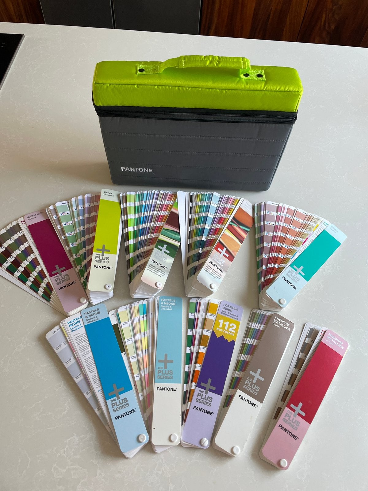 Designbureau! Complete set Pantone Plus Series kleurwaaiers, Boeken, Ophalen of Verzenden, Zo goed als nieuw, Overige onderwerpen