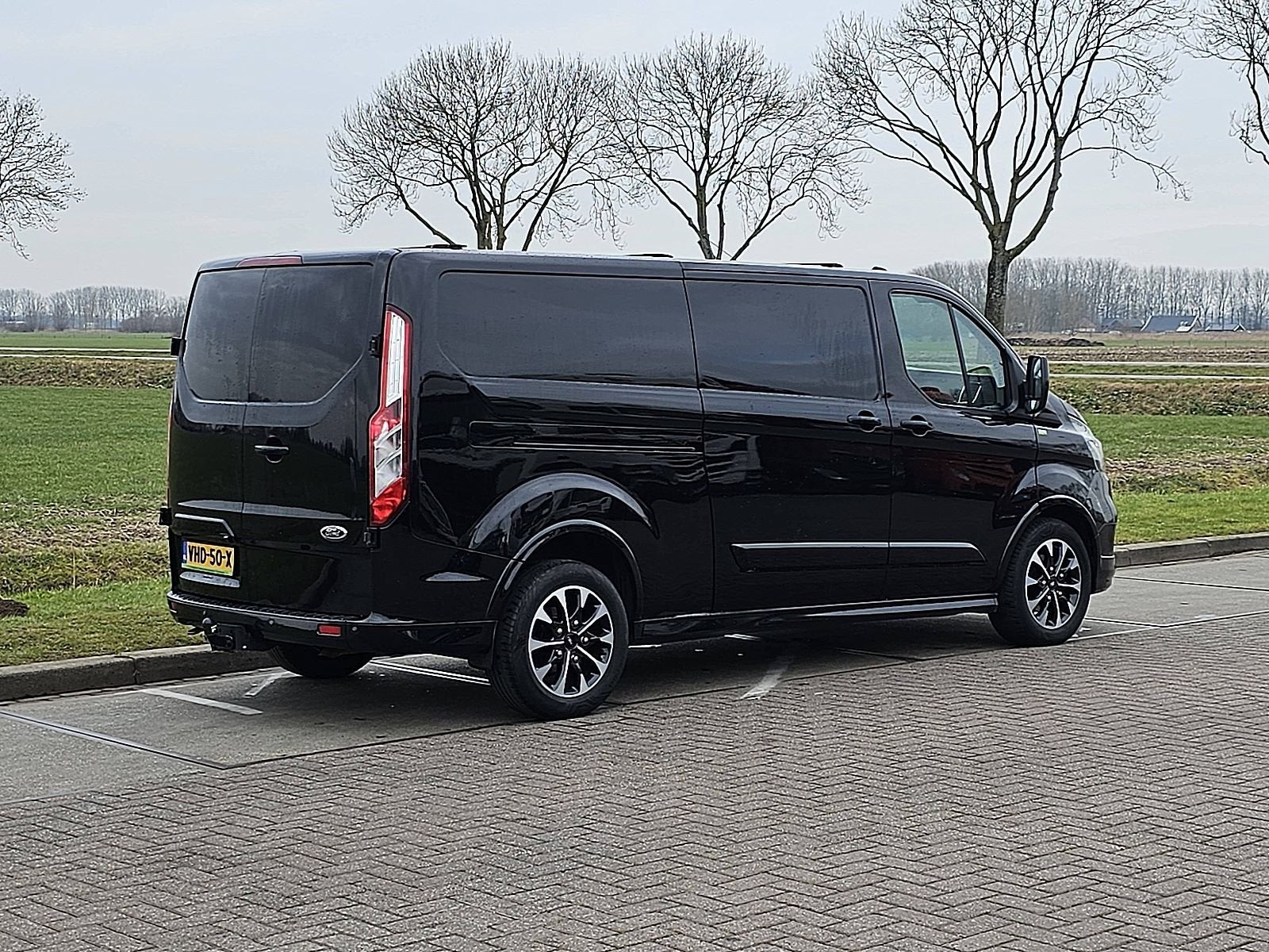 FORD TRANSIT CUSTOM 2.0 l2h1 sport navi, Auto's, Euro 6, 4 cilinders, Zwart, Bedrijf