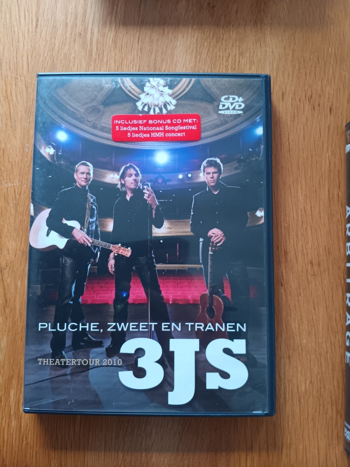 3JS - Pluche, Zweet en Tranen Theatertour 2010 DVD + CD, Alle leeftijden, Ophalen of Verzenden, Zo goed als nieuw, Muziek en Concerten