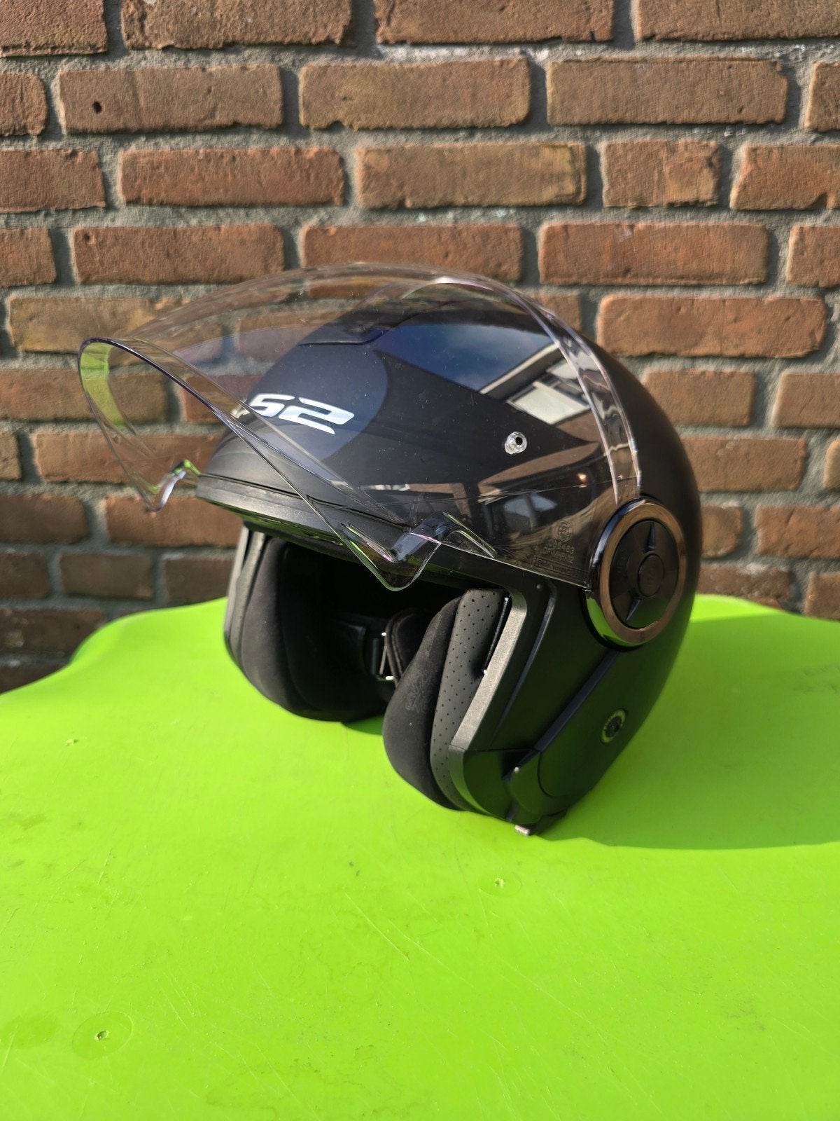 LS2 Motor/scooter helm - Mat Zwart met zonnebril, Fietsen en Brommers, Brommerhelmen, Ophalen of Verzenden, Zo goed als nieuw