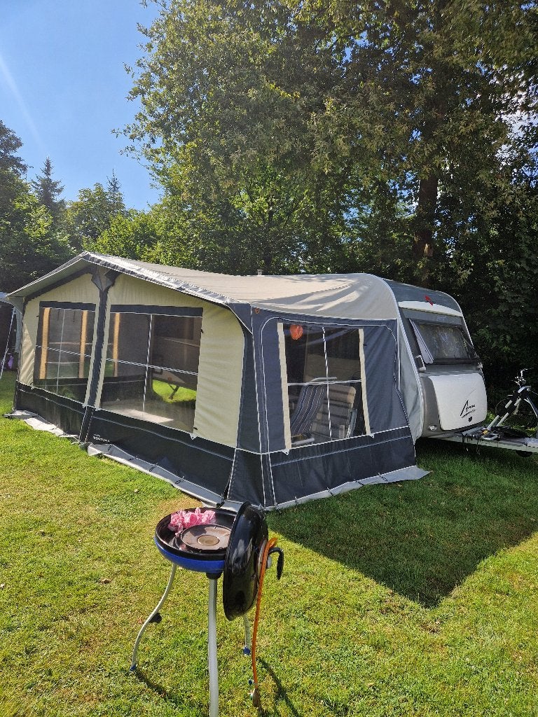 Goed onderhouden caravan: Bürstner Averso Fifty 465 TS, Kachel, Rondzit, Frans bed, Particulier