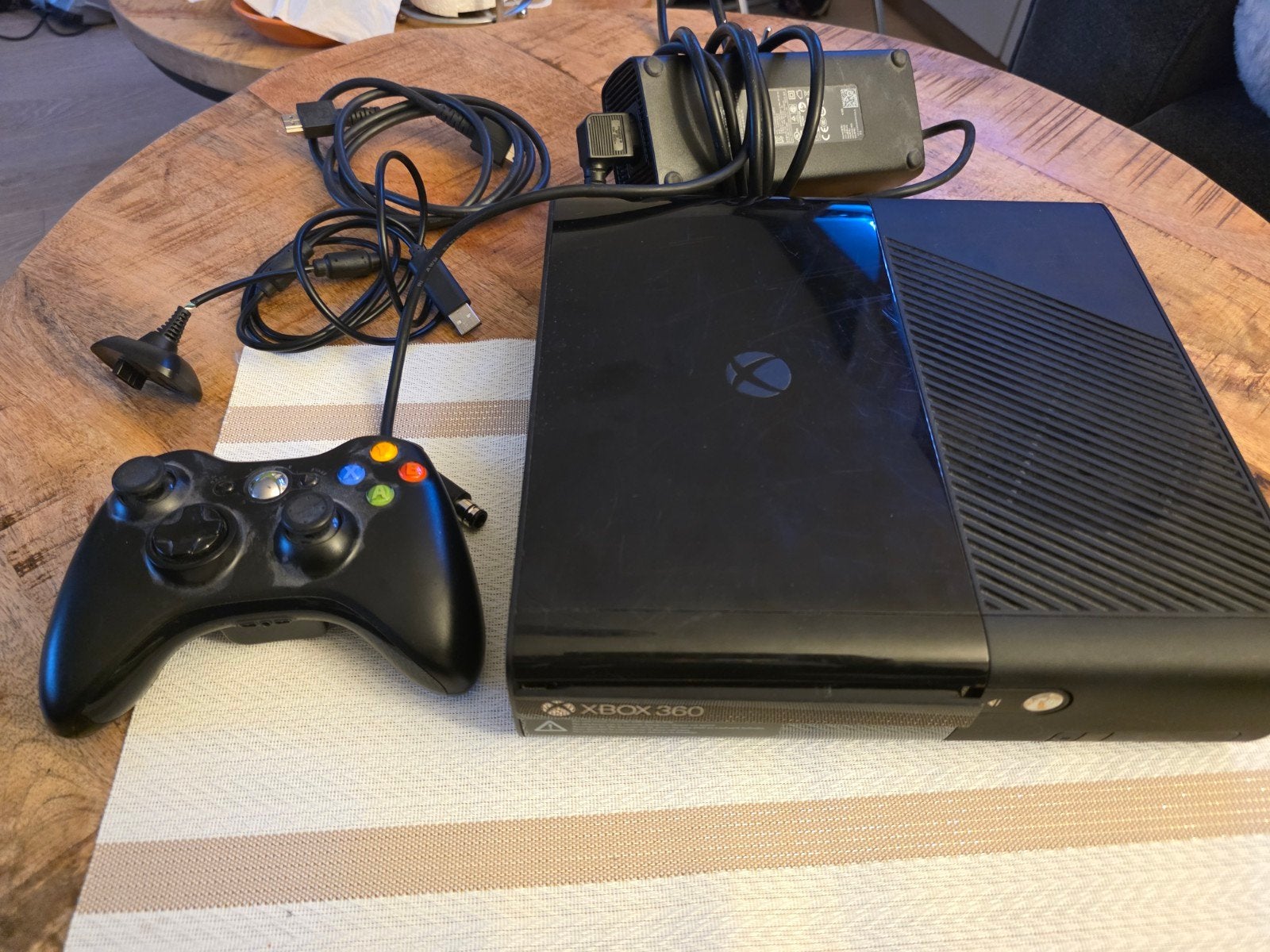 Xbox 360 E console met defect (Red Ring of Death), Ophalen of Verzenden, Niet werkend, Met 1 controller, 360 E
