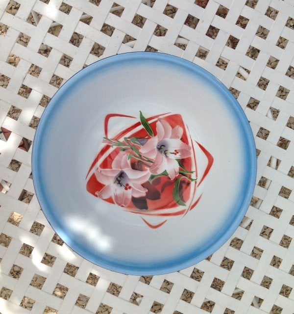 Witte emaille schaal met roze lelies en blauwe rand, Antiek en Kunst, Ophalen of Verzenden