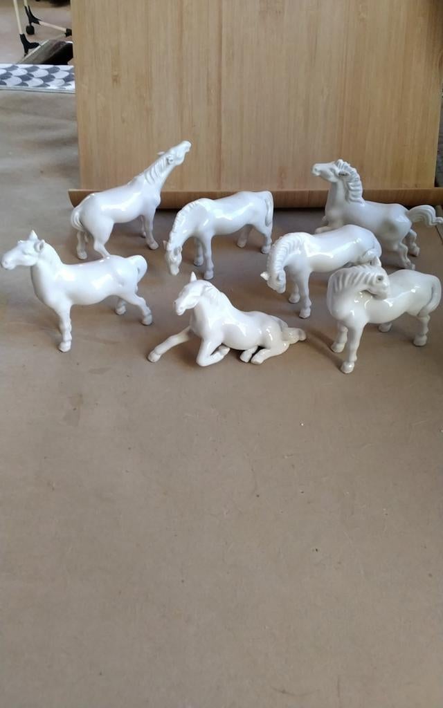 Set 7 witte porseleinen paarden beeldjes ( Blanc de Chine ), Ophalen of Verzenden