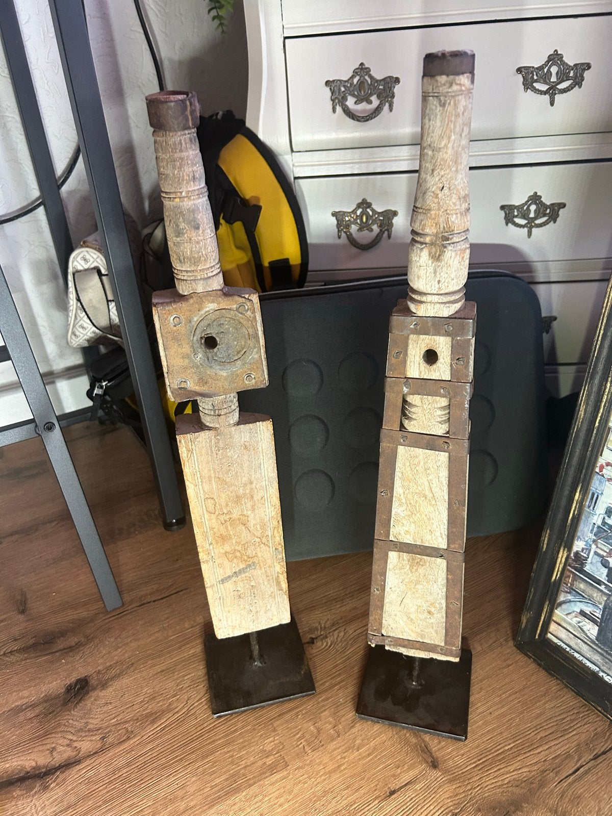Decoratieve houten sculpturen op metalen voet (set van 2), Ophalen of Verzenden