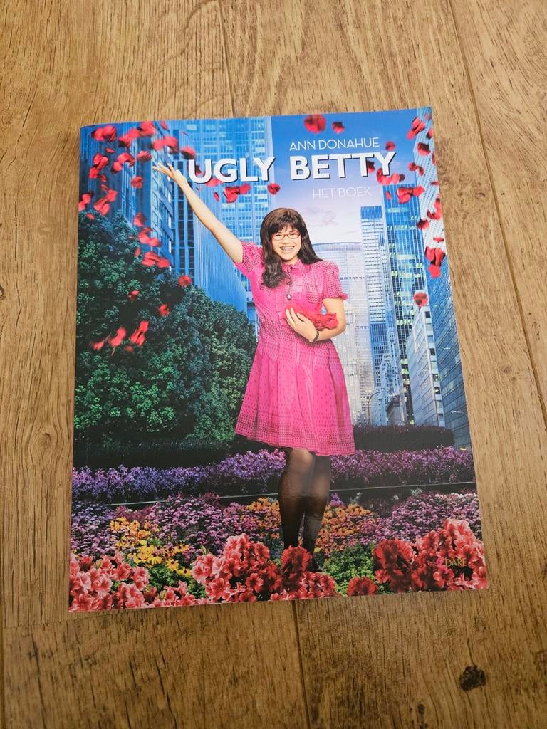 Ugly Betty Het Boek - Ann Donahue, A. Donahue, Film- of Tv-bewerking, Nieuw, Ophalen of Verzenden