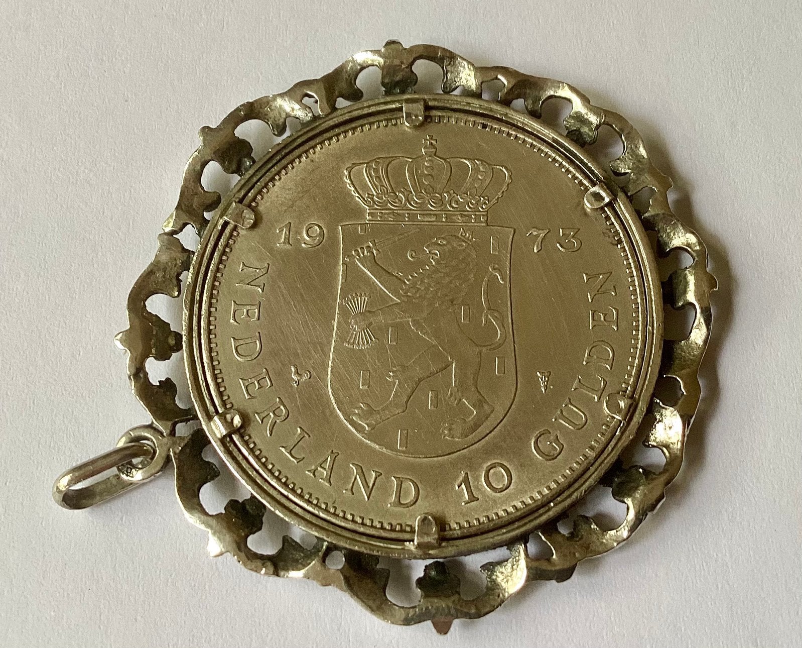 Zilveren tientje uit 1973. Met zilveren sieradenrand., Ophalen of Verzenden, Koningin Juliana, 10 gulden