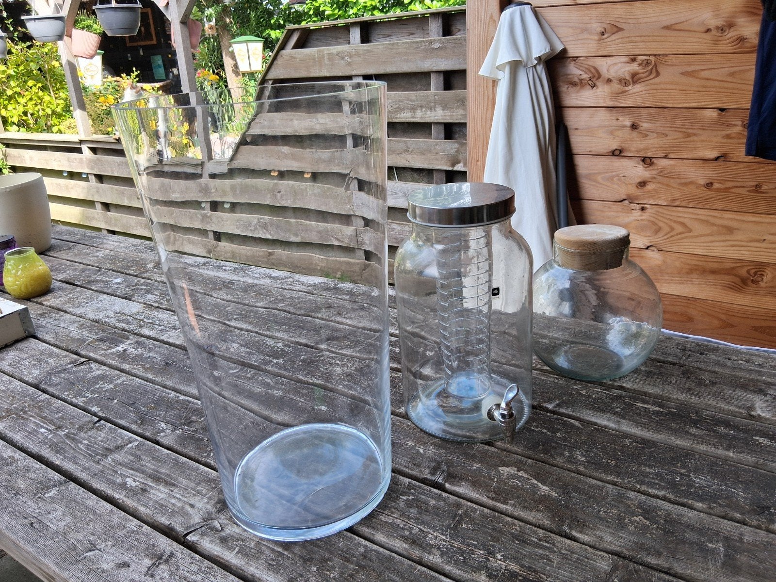 Glazen vazen en drankdispenser, Ophalen