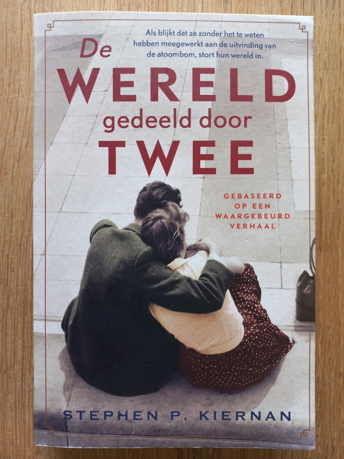 De wereld gedeeld door twee, Stephen P. Kiernan, chr. 2e WO, Boeken, Ophalen of Verzenden, Voor 1940, Gelezen