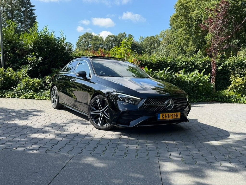 Mercedes-Benz A-Klasse A 180 2023 Zwart Keyless Pano Carplay, Auto's, Dealer onderhouden, 136 pk, Zwart, Alcantara