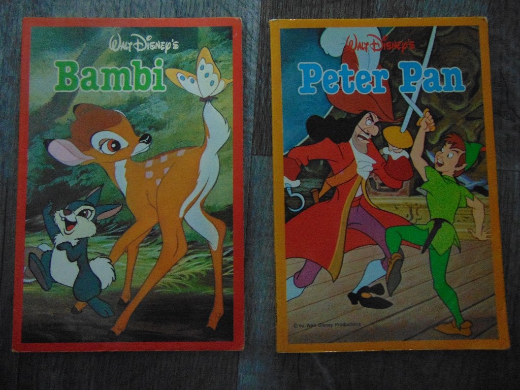 Set Walt Disney's boekenplank boeken Peter Pan + Bambi, Boeken, Ophalen of Verzenden, Gelezen, Walt Disney, Fictie algemeen