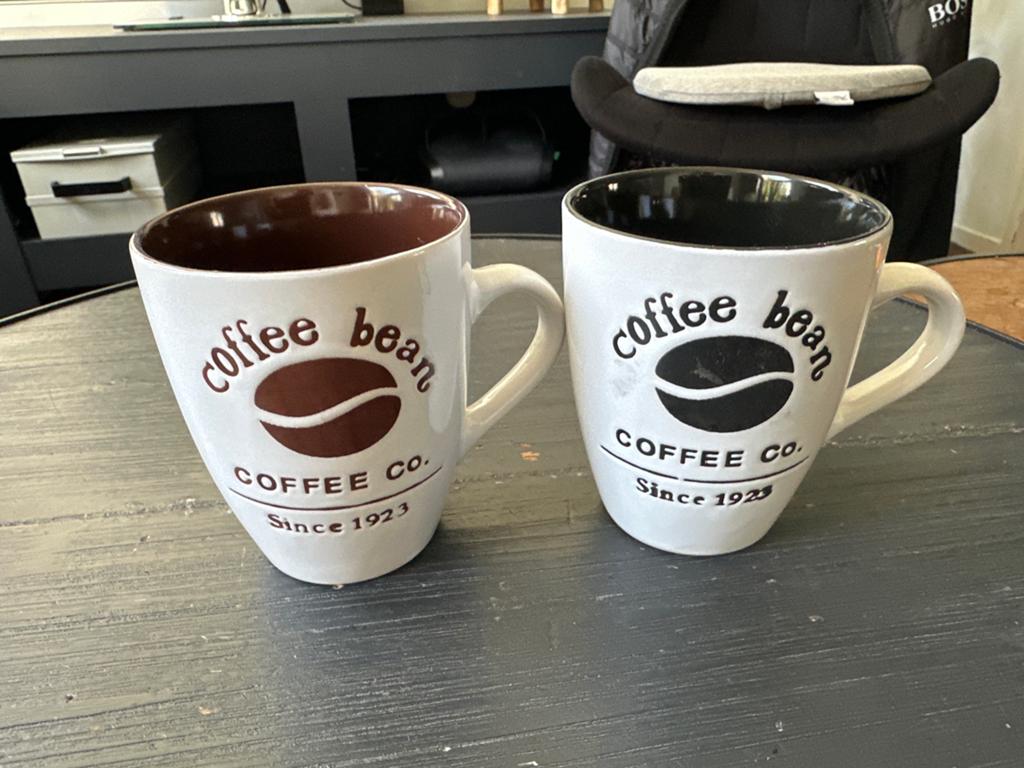 Set van 2 Becky's Coffee Bean mokken, Keramiek, Ophalen of Verzenden, Zo goed als nieuw, Overige stijlen