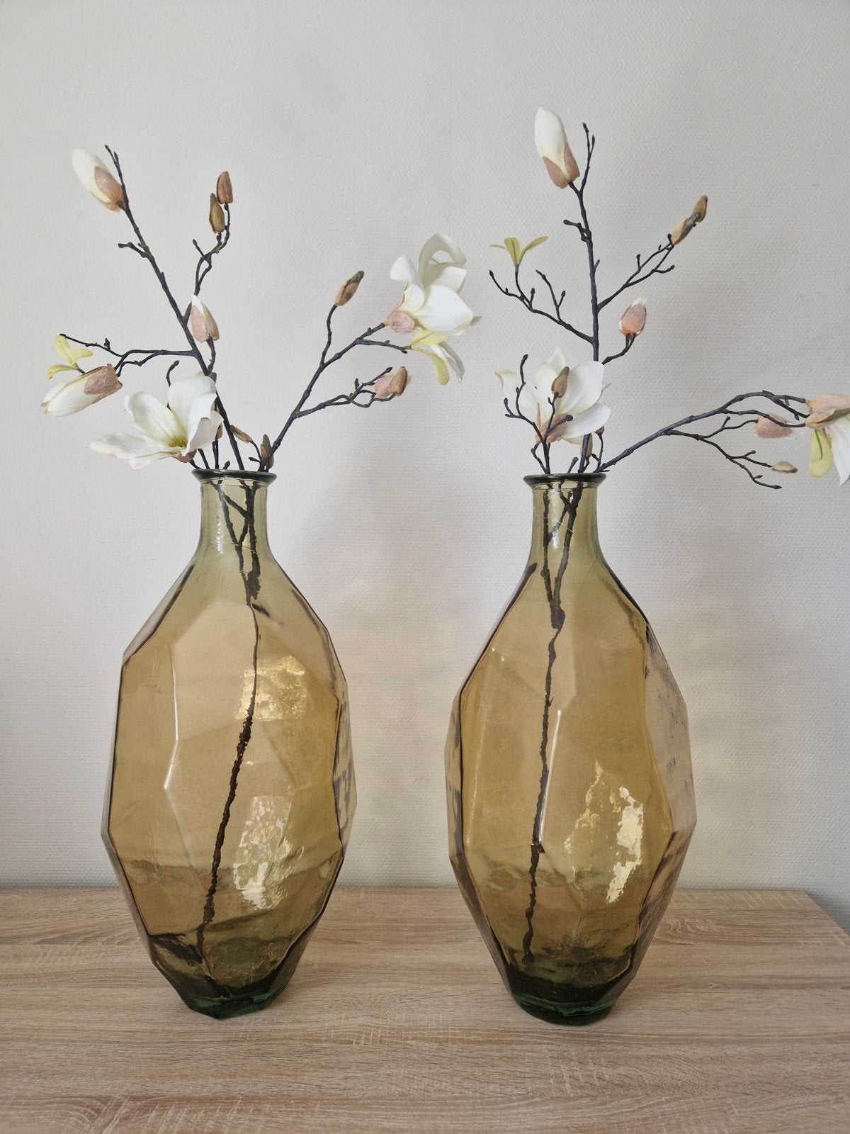 Twee grote glazen vazen, 60cm hoog, Inclusief decoratie, Ophalen of Verzenden, 60 cm, Groen