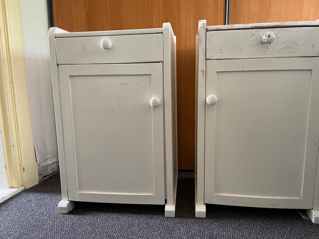 Twee witte houten nachtkastjes, Ophalen, Gebruikt, 45 tot 65 cm, 70 cm of meer