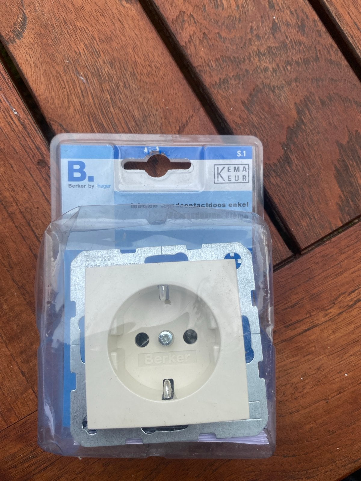 Berker Inbouw Wandcontactdoos Enkel met Randaarde Crème, Doe-het-zelf en Verbouw, Ophalen, Nieuw, Berker, Stopcontact