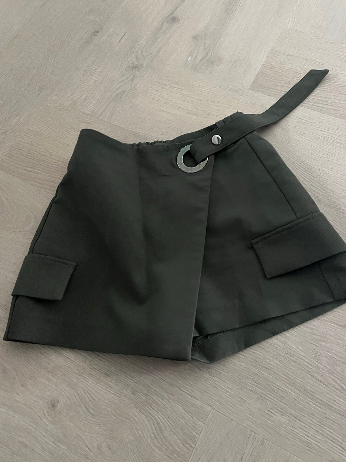 Bershka donkergroene skort met ringdetail, Kleding | Dames, Ophalen of Verzenden, Zo goed als nieuw, Maat 34 (XS) of kleiner, Boven de knie