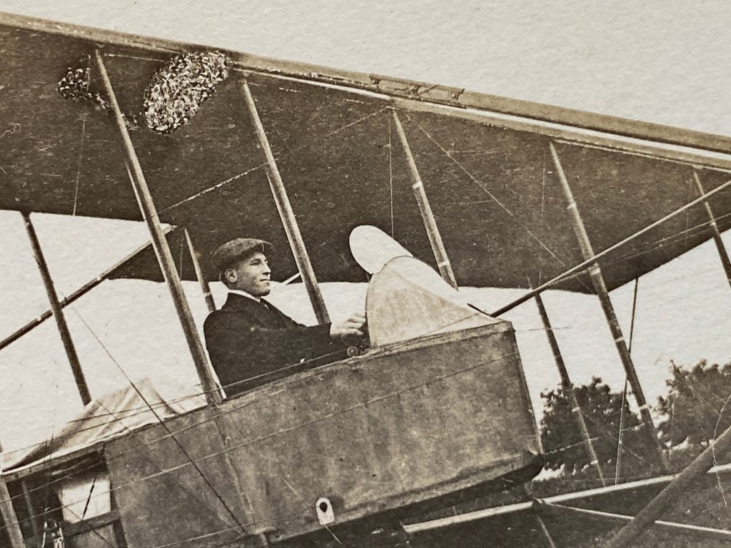 Fotokaart met piloot in een vliegtuig 1910 (Frans), Verzamelen, Gebruikt, Foto, Ophalen of Verzenden, Voor 1940