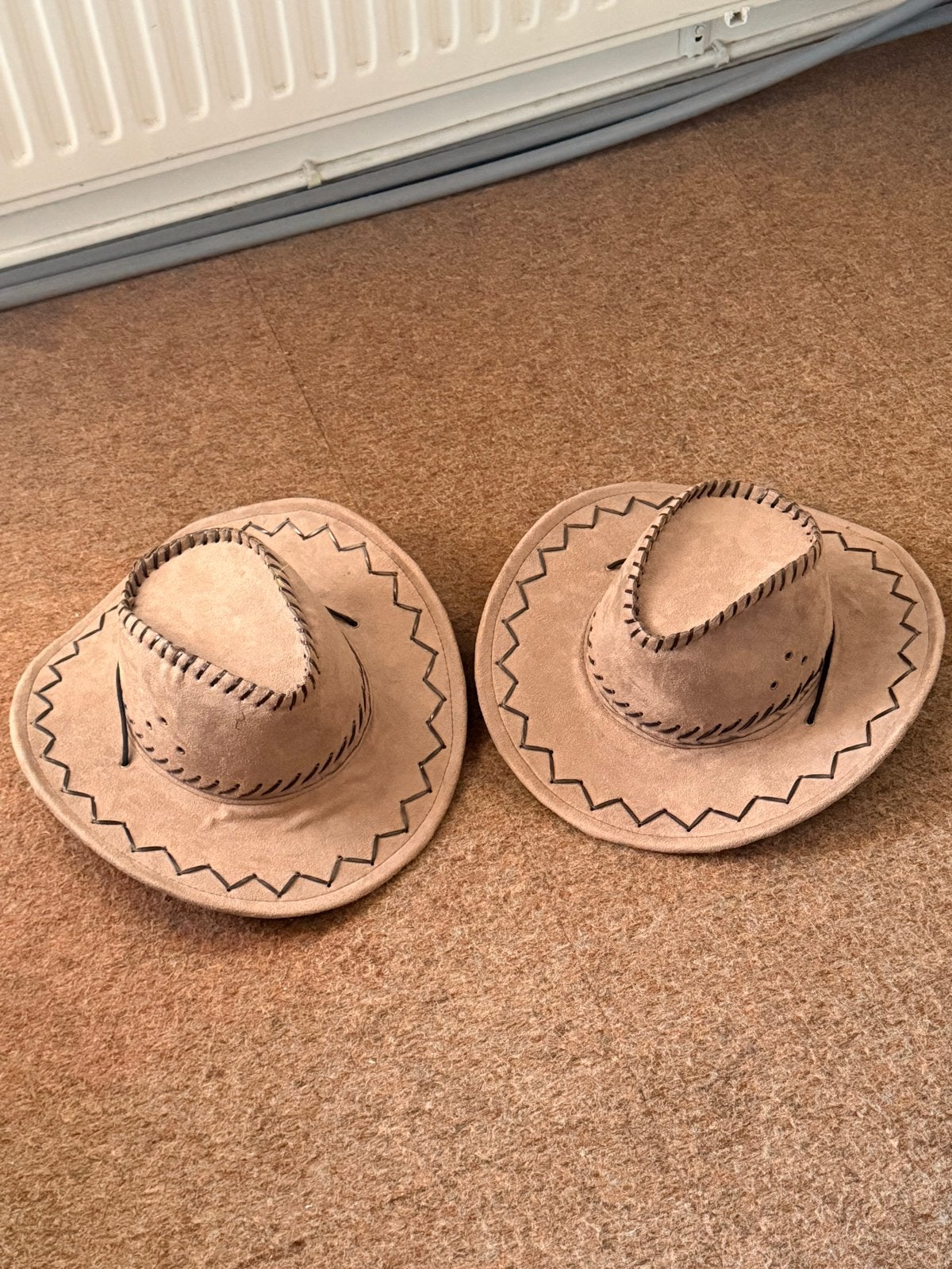 2x Cowboyhoed - Bruin suede look, Ophalen of Verzenden, Zo goed als nieuw, One size fits all, Hoed