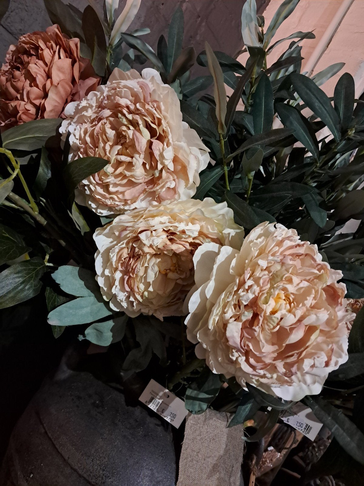 Pioenrozen €7,50 p.s.  (in 2 kleuren)
Tak met groene blade, Ophalen of Verzenden, Nieuw