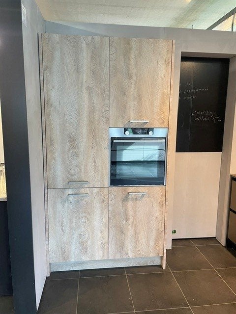 Hoge kastenwand eiken decor met ATAG oven en koelkast, Ophalen, 100 tot 150 cm, Bruin, 200 cm of meer